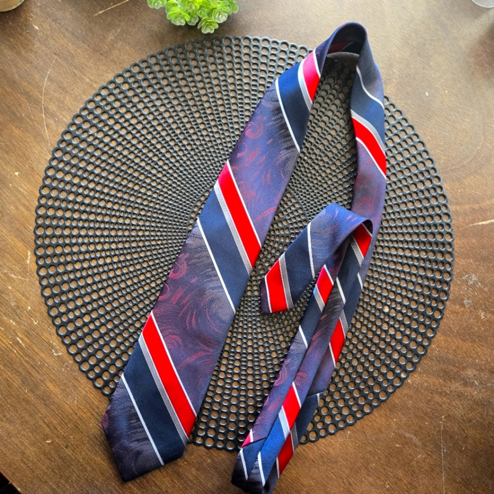 5 for $25 Vintage Oscar de la Renta Elegant Striped Navy and Red Men's Tie
